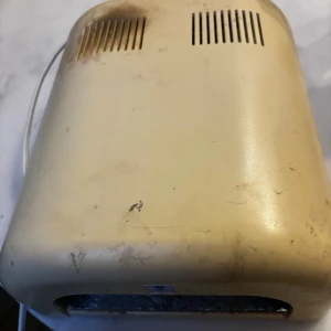 Ledlampa  - Säljer denna Ledlampa då den inte används längre men väl använd, ärvd från min mamma från när hon arbetade min naglar men funkar fortfarande fint 