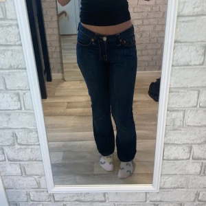 True religion jeans - Jätte fina true religion jeans! Passar perfekt vid benen men är lite stor i midjan och bästan aldrig använda. Inte helt raka i benen men inte bootcut. Skriv om du har frågor eller vill ha fler bilder. Priset kan diskuteras vid snabbt köp!