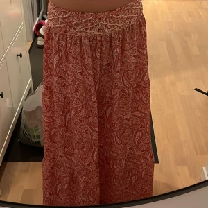 Zara långkjol/maxikjol - Säljer denna jätte fina röd/rosa maxikjolen från zara i storlek S🤩 Den har fina detaljer vid resoren och är i nyskick❤️ Finns ej på zara längre