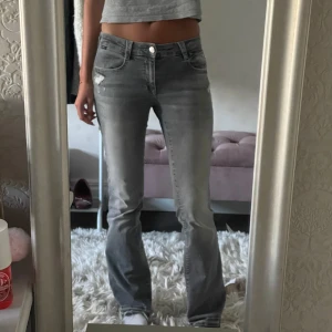 Gråa Mavi jeans - Så snygga grå Mavi jeans som inte säljs längre, säljer då jag inte får användning av dom, har sprättat upp dom ner till så att dom ska passa mig som är 173cm lång❤️