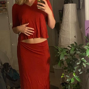 Mesh set - Rött mesh-set med midikjol och kvartströja, så så skönt att ha på sig, lite see-through men jag tycker det funkar fint utan bh