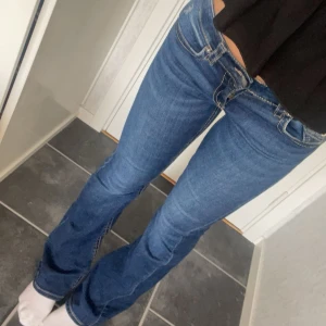 Fina Gina Young low waist jeans  - Superfina jeans med fina detaljer, har tyvärr en liten reva/hål vid högre ficka, det går säkert att sy lätt igen men därav priset🤍 kostade mellan 300-400 nya har använts i övrigt hyfsat sparsamt🤍 skriv vid frågor, intresse, bilder mm🤍 mått sista bild