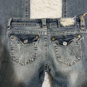 low waist bootcut jeans - Säljer pågrund av dom är lite små på mig💛 innerbenslängd 72cm och midemått 72