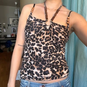 Leopardmönstrad halternecktopp - Supercool topp med justerbara band🫶🏻