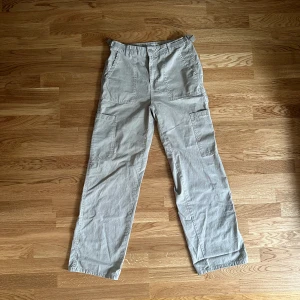 Cargobyxor - Cargobyxor från Pull&Bear med justerbar midja. Relaxed fit.