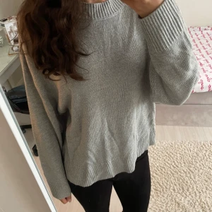 Stickad tröja - En grå stickad tröja! Modellen är ganska bred men den är fortfarande väldigt fin!❤️