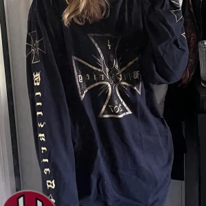 Vader longsleeve - En skit snygg långärmad tröja med bandet Vader! Finns ingen storlek på den men den är nog M eller L :) väldigt bra skick💪🏻 