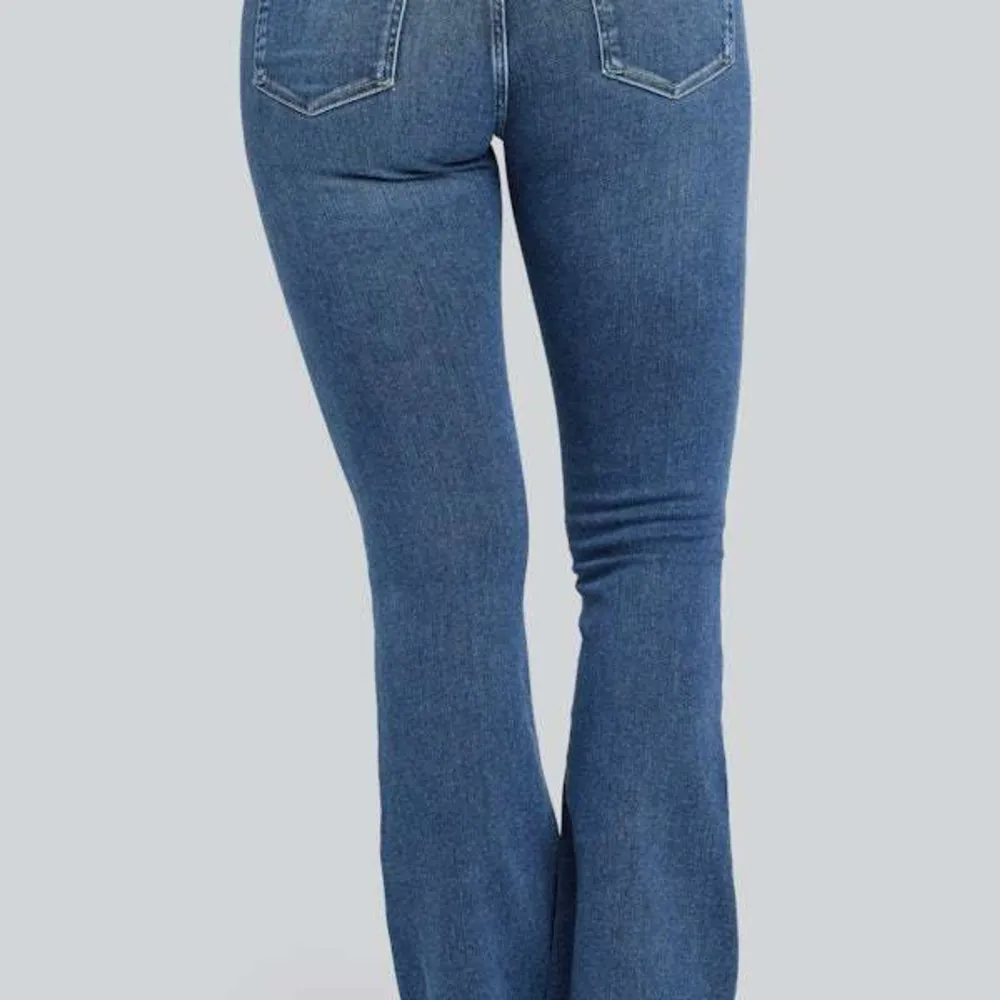 Blå lågmidjade flare jeans. Sparsamt använda. Inga synliga tecken på användning. Säljer då de inte längre passar mig. Ny pris 699kr. 💗. Jeans & Byxor.