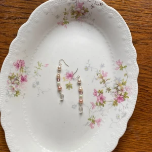 Handgjorda pärlörhängen! - Säljer ett par söta handgjorda pärl örhängen! 🌸  