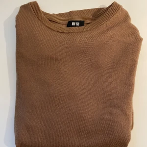 Uniqlo tröja - Nu säljer jag en uniqlo tröja i 10/10 skcik. Tröjan har en bra kvalité och är ett skönt material. 
