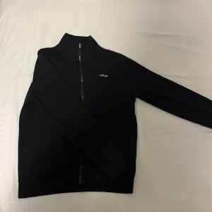 Fila zip tröja  - Köpte den för något år sedan. skick 7/10. Hör av dig om du har fler frågor🤩