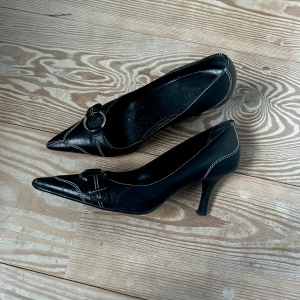 Klackskor  - Klackskor med kontrastsöm, supersnygga! Mycket bra kvalitet!