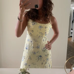 Långklänning med blommor - Supersöt långklänning från stradivarius i strl S, i ett mycket bra skick! Är 175 cm