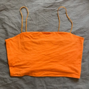 Orange croptop - Jätte mysig orange top. Jätte mjukt material. Perfekt för sommaren! Hör av dig om du vill ha mer bilder🧡