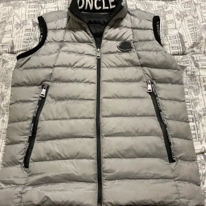 Moncler väst - Hej jag säljer min moncler väst som är som ny är i bra skick och är storlek s 