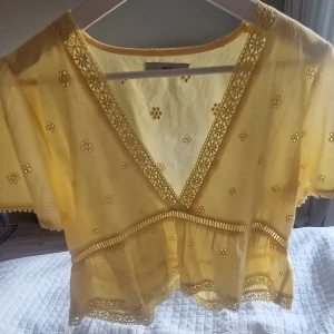 Blus - Jätte fin gul blus från Only köppte för 250kr säljer då den är för liten😘