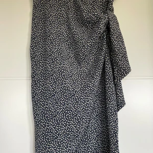 Blommig midikjol - Så fin kjol, önskar att jag kunde behålla men den är för liten för mig. Dragkedja i sidan, omlottdetalj med knytning fram. 