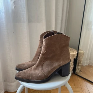 Cowboy boots - Cowboy inspirerade låga boots från Gino Rossi. 7cm klack, supersköna & i fint skick 