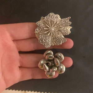 Blom ringar  - Två fina silvriga blom ringar köpta på Plick, båda för 200kr och en för 100kr