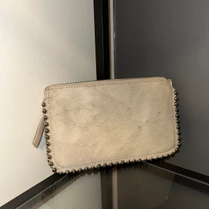 Zara väska  - En super fin väska från Zara i nyskicka, säljer denna för den kommer aldrig  till användning, pris kan diskuteras💕💕