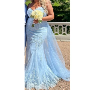 En festklänning  - En väldigt fin festklänning från dressrom går att ha med och utan släpp, storleken på denna är 18 den är använd en gång! 