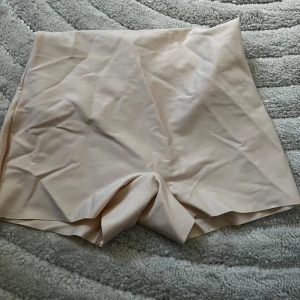 Shapewear shorts helt oanvända  - Helt oanvända ”shapewear shorts ” , aldrig använda då de va mycket högre än vad jag trodde, storlek s väldigt högmidjade 