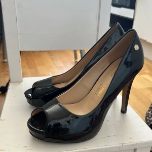 Skor från Queen  - Bra skick använda 1-2 gånger , storlek 38.