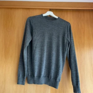 Lawrence&Grey Merino pullover - Skön pullover för sena sommarkvällar utomhus, 100% Merino ull Storlek S  Små hål som knappast syns vid användning❗️