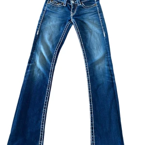 True religion jeans - Jättesnygga true religion jeans storlek 27! Midjemått:35 cm Innerbenslängd: 85 cm Skriv för frågor!💞