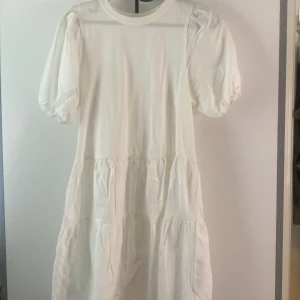 Klänning  - Säljer dennna vita klänningen från zara som är jättefin och perfekt till sommaren och annat 🩷🩷
