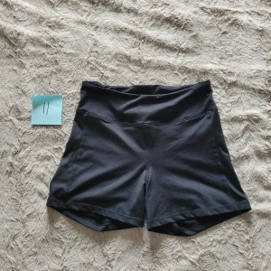 Röhnisch shorts - Korta träningsshorts från Röhnisch i storlek M men jag skulle säga att de är små i strorleken och passar S bättre! Användna max 4 gånger! Nypris ca 599 tror jag.  Anons nr. 11