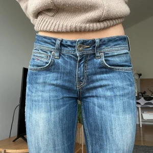 Lågmidjade Tommy Hilfiger Jeans💓 - Jättesnygga Lågmidjade BootcutJeans från Tommy Hilfiger🩷 Säljs för att de inte används längre, kontakta mig för fler bilder, frågor och intresse! 