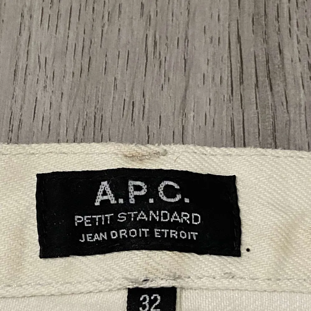 APC petit standard detroit etroit jeans Condition 10/10 really nice pair of Jeans retail around 2200kr simular Silhouette to maison margiela painted jeans fita 32 tts  Marked Size is 32 fits true to size  Price: 500kr. Jeans & Byxor.