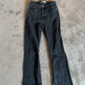 Midwaist jeans från Gina Tricot  - Säljer dessa midwaist jeansen från Gina Tricot då dem är för små för mig! Obs dem är avklippta och passar om man är under 160 cm 🤍 dem har bootcut modell! Kom priv för bättre bilder