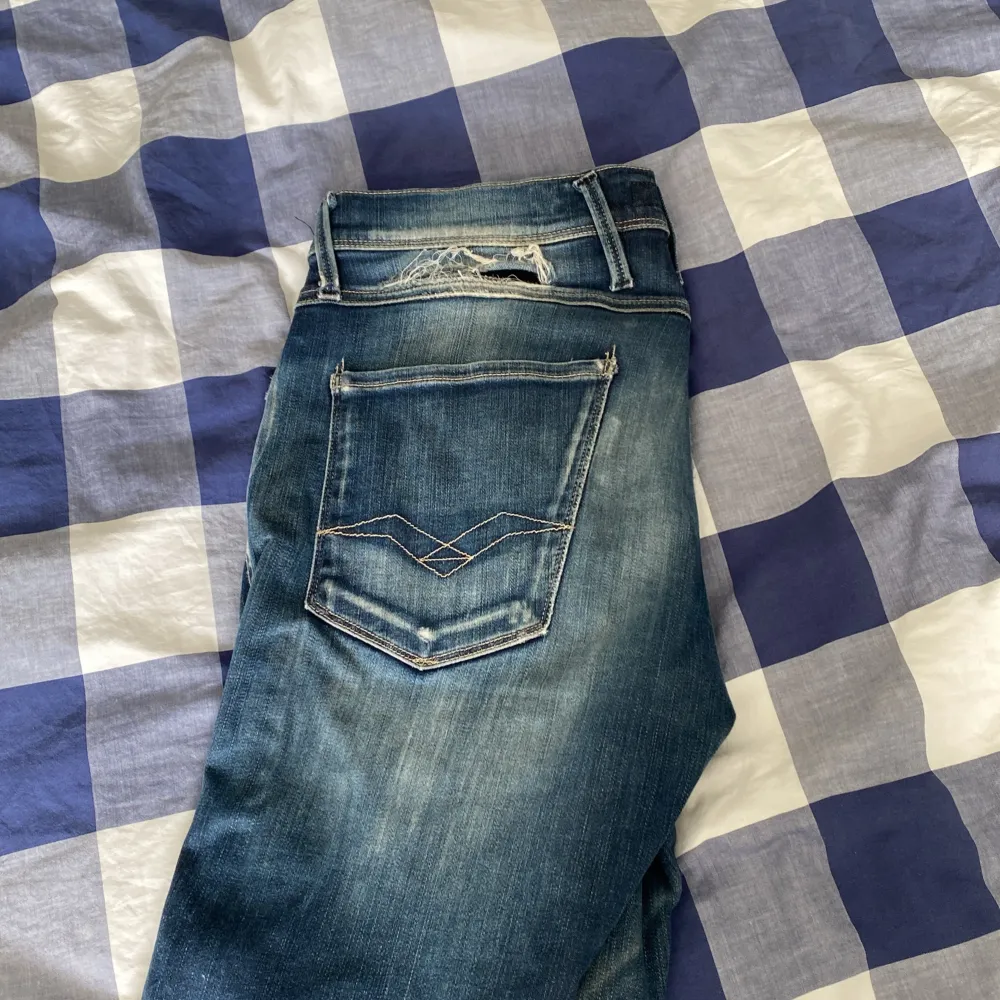 Replay anbass jeans i bra skick. Skönt material sitter perfekt på mig som är 183 cm och väger ca 65 kg.. Jeans & Byxor.