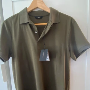 Mörkgrön Piké  - Grön piké i nyskick från Massimo dutti. Piken har aldrig använts och har alla ettiketter kvar. Perfekt nu i sommar. Nypris: 599. Mitt pris 349 kr. Hör av er vid eventuella frågor😁