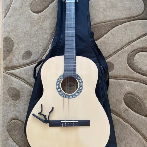 Gitarr - Hej!😁 Säljer min väldigt fina gitarr på grund av att jag inte inte är i behov med att spela den längre. Den köpptes för cirka 1250kr och priset som jag säljer är för  499kr. Capo och gitarrfodral ingår. Träffas väldigt gärna vid Stockholm 