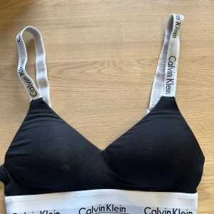 Calvin Klein bh - Helt oanvänd bh från Calvin Klein köpt på sportamore men är för liten för mig  Storlek xs 