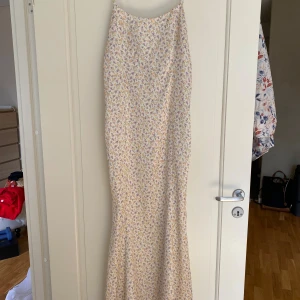 Klänning NA-KD med djup rygg - Ny utan prislapp. Använd på bal vid 1 tillfälle. Djupare i ryggen, justerbara band.