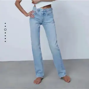 Ljusblåa jeans från zara i bra skick.