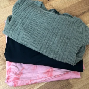 3 plagg i 1 paket!  - Oanvänd T-shirt som är oversized, en super söt cropped bell-sleeved tröja och en oversized tröja!   Alla plagg skickas i 1 paket och allt är oanvänt! ❤️ 