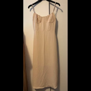 Beige klänning - Ljus / beige sommarklänning i storlek S. Passar även XS. Köpt i Turkiet, aldrig använd.