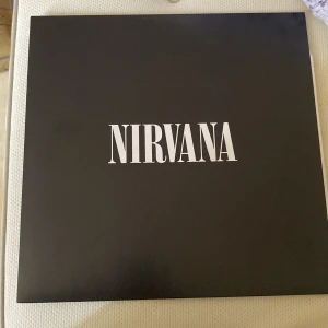 Vinyl skivor  - 1 Nirvana vinyl skiva - 33-1/3 RMP  1 Pixies vinyl skiva - 33-1/3 RMP  En kostar 300 (köptes för 600kr)  Båda säljer jag för 600kr  Priset kan diskuteras vid snabb affär 
