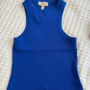Mörkblå topp - Jätte fin mörkblå topp från H&M i fint material.