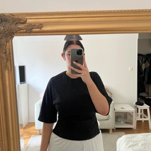 T-shirt med öppen rygg från nelly - Använt en gång, strl M