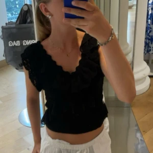 Zara blus - Säljer min så så fina zara blus som inte finns längre. Den har inga defekter på anständig och funkar allt från sommar till vinter! Storlek S!!💞🙏🙌😻