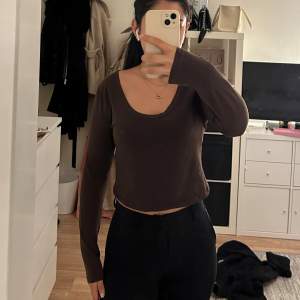 Långärmad kroppad mörkbrun topp. Lite tjockare neckline. Köpt secondhand 