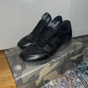 Valentino Rockrunners - I använt skick men inget som man inte kan göra så att de ser nya ut, storlek 42 lite små i storlek men passar bra, dustbag box tags osv medföljer för mer info eller bilder är det bara att skriva 