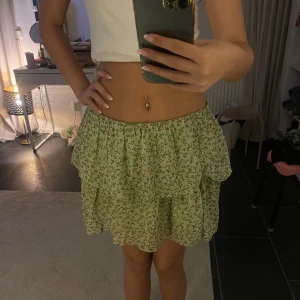 Ljusgrön volang kjol  - Ljusgrön volangkjol, (vikt ner resåren)