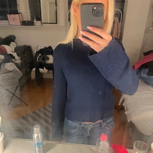 Stickad tröja - Säljer denna fina stickade tröja från hm som var slutsåld länge och nu inte sälja längre. Inga defekter förutom lite nopprig💕